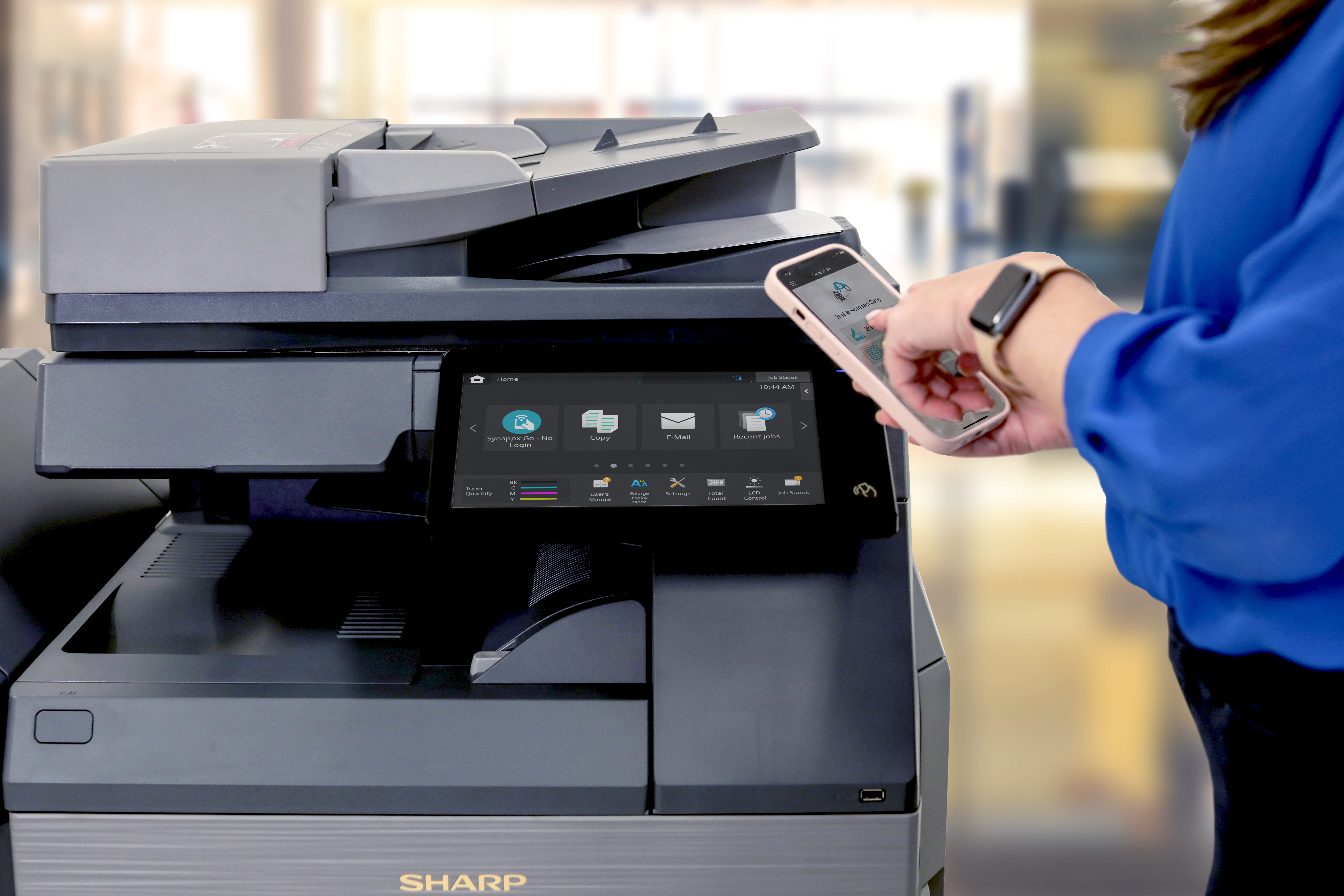 Office_worker_using_Synappx_Go_with_MFP